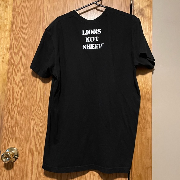 Lions Not Sheep Racing Tee - Picture 2 of 3
